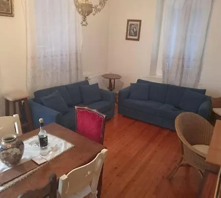 Nyaraló Haroula *